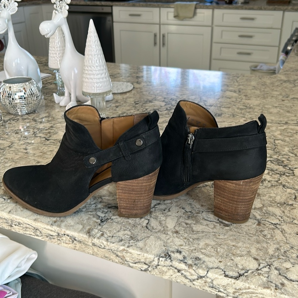 Womwns black suedw ankle boot with zipper aans side cut outs chunk heel